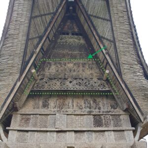Toraja Tongkonan House Wall Triangle with Pa' Garunggang Carving (2)