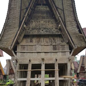 Toraja Tongkonan House Wall Triangle with Pa' Garunggang Carving (3)