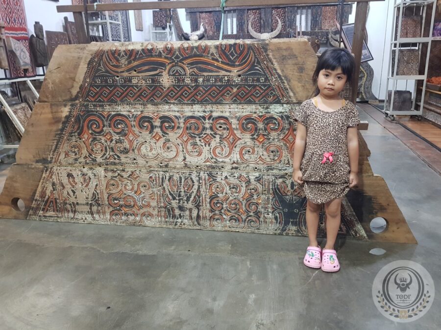 Toraja Tongkonan House Wall Triangle (120cm x 290cm) (3) Toraja Tongkonan House Wall Triangle (120cm x 290cm) (3)