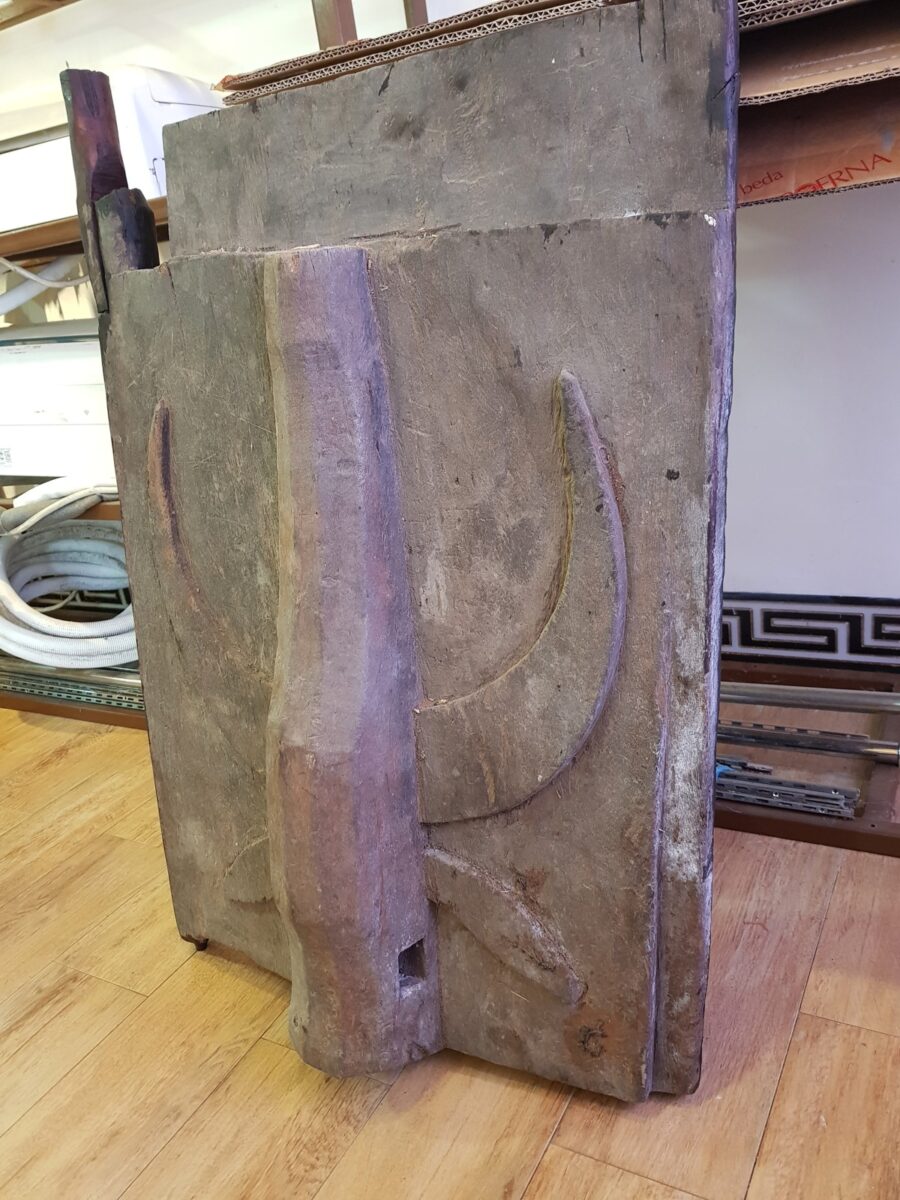 Antique Mamasa Toraja water buffalo house door (57cm x 80cm) Antique Mamasa Toraja water buffalo house door (57cm x 80cm)