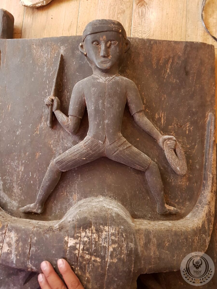 Antique Mamasa Toraja House Door with Statue Figure and Buffalo motif (58cm x 80cm) Antique Mamasa Toraja House Door with Statue Figure and Buffalo motif (58cm x 80cm)