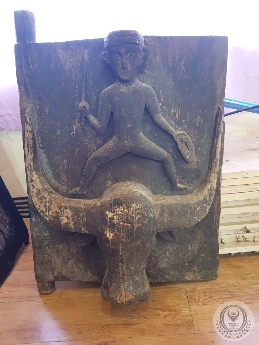 Antique Mamasa Toraja House Door with Statue Figure and Buffalo motif (58cm x 80cm) Antique Mamasa Toraja House Door with Statue Figure and Buffalo motif (58cm x 80cm)