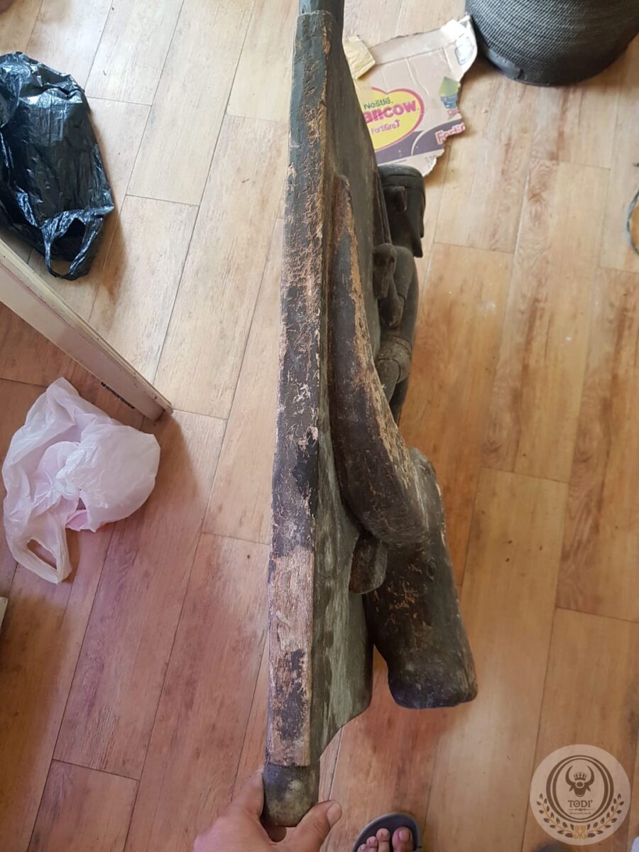 Antique Mamasa Toraja House Door with Statue Figure and Buffalo motif (58cm x 80cm) Antique Mamasa Toraja House Door with Statue Figure and Buffalo motif (58cm x 80cm)