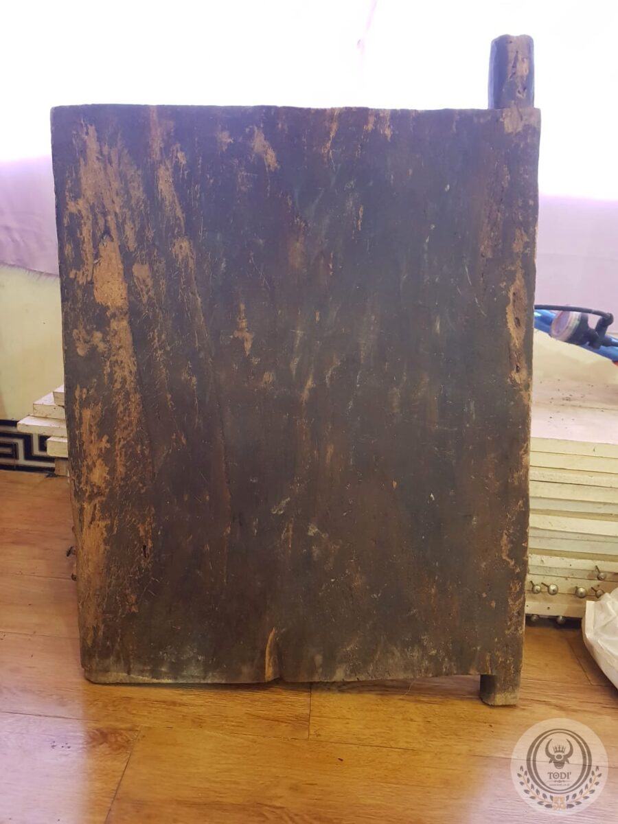 Antique Mamasa Toraja House Door with Statue Figure and Buffalo motif (58cm x 80cm) Antique Mamasa Toraja House Door with Statue Figure and Buffalo motif (58cm x 80cm)