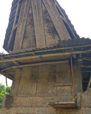 Lumbung Padi (Alang) Tua Toraja, Patina Putih