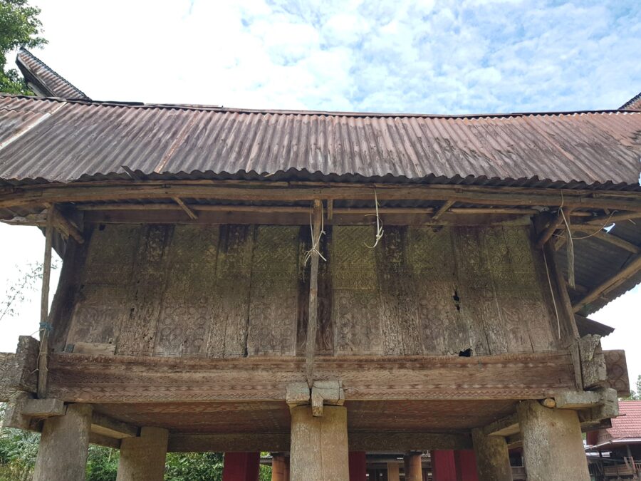 Toraja Old Ricebarn (Alang) White Patina (17) Toraja Old Ricebarn (Alang) White Patina