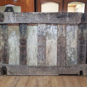 Panel Ukiran Antik Toraja (Patina Putih) - Dinding Lumbung Padi Tua (220cm x 143cm)