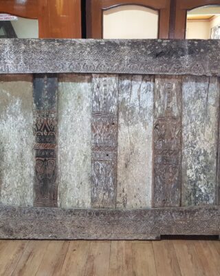 Panel Ukiran Antik Toraja (Patina Putih) - Dinding Lumbung Padi Tua (220cm x 143cm)