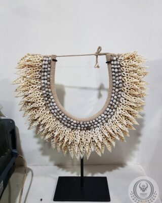 Decorative Pointed White Shell Papua Necklace