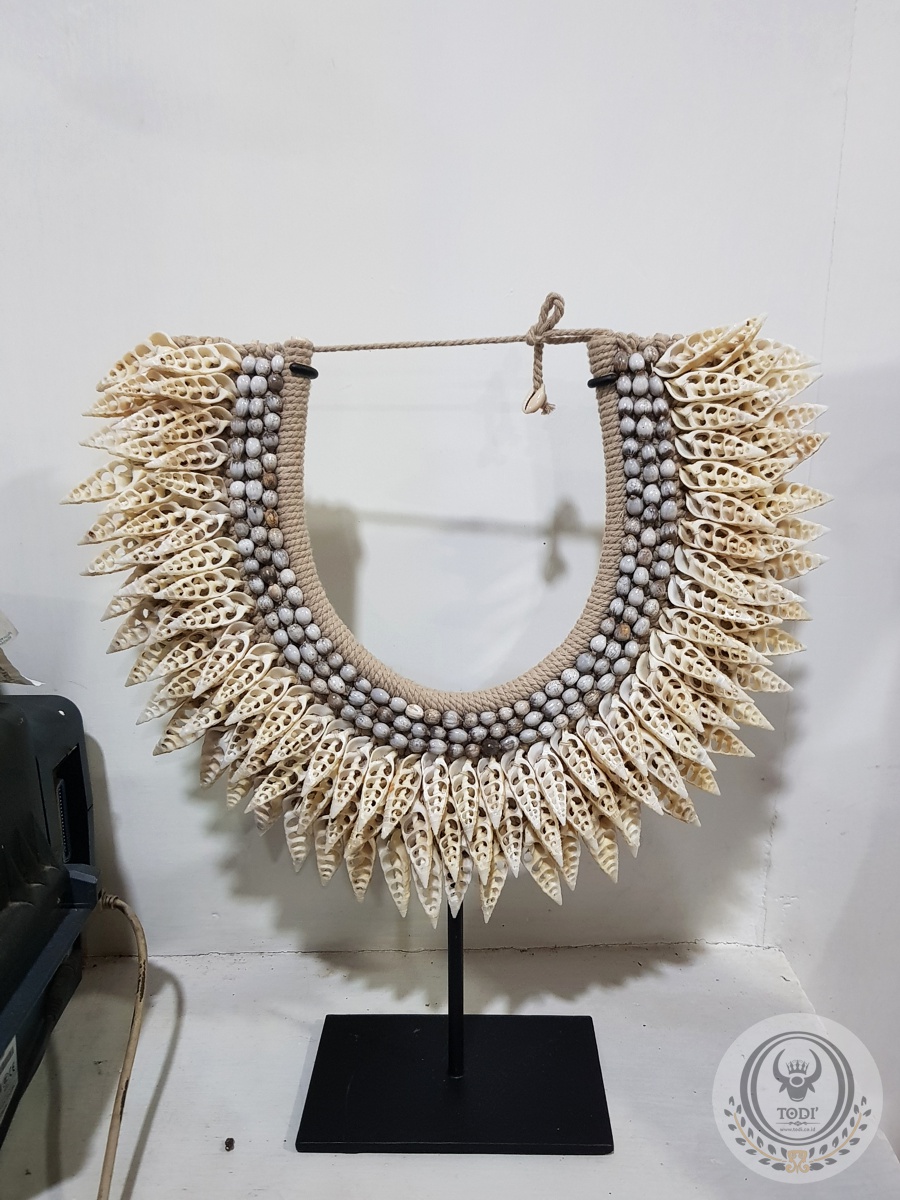 Decorative Pointed White Shell Papua Necklace