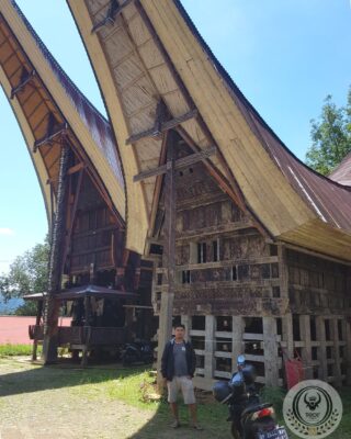 Alternative view of Toraja Old Tongkonan House Building (380cm x 710cm)