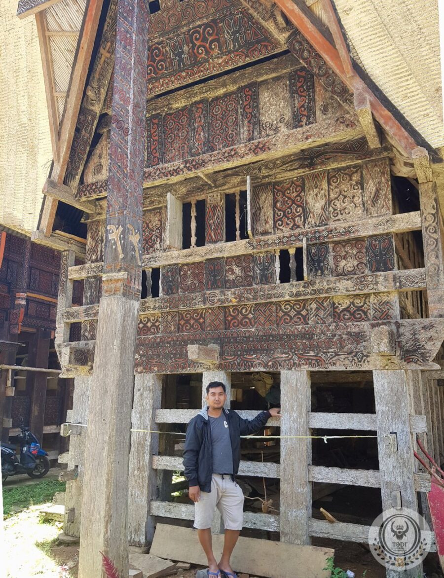 Toraja Old Tongkonan House Building (380cm x 710cm)