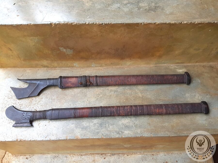 A pair of Old Toraja Traditional Swords (La’bo’ Penai) (1) A pair of Old Toraja Traditional Swords (La’bo’ Penai) (1)