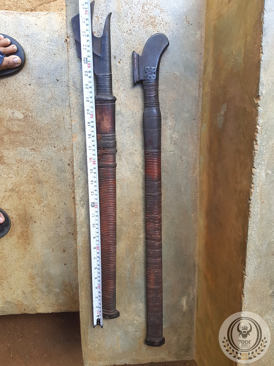 A pair of Old Toraja Traditional Swords (La’bo’ Penai) (10) A pair of Old Toraja Traditional Swords (La’bo’ Penai) (10)