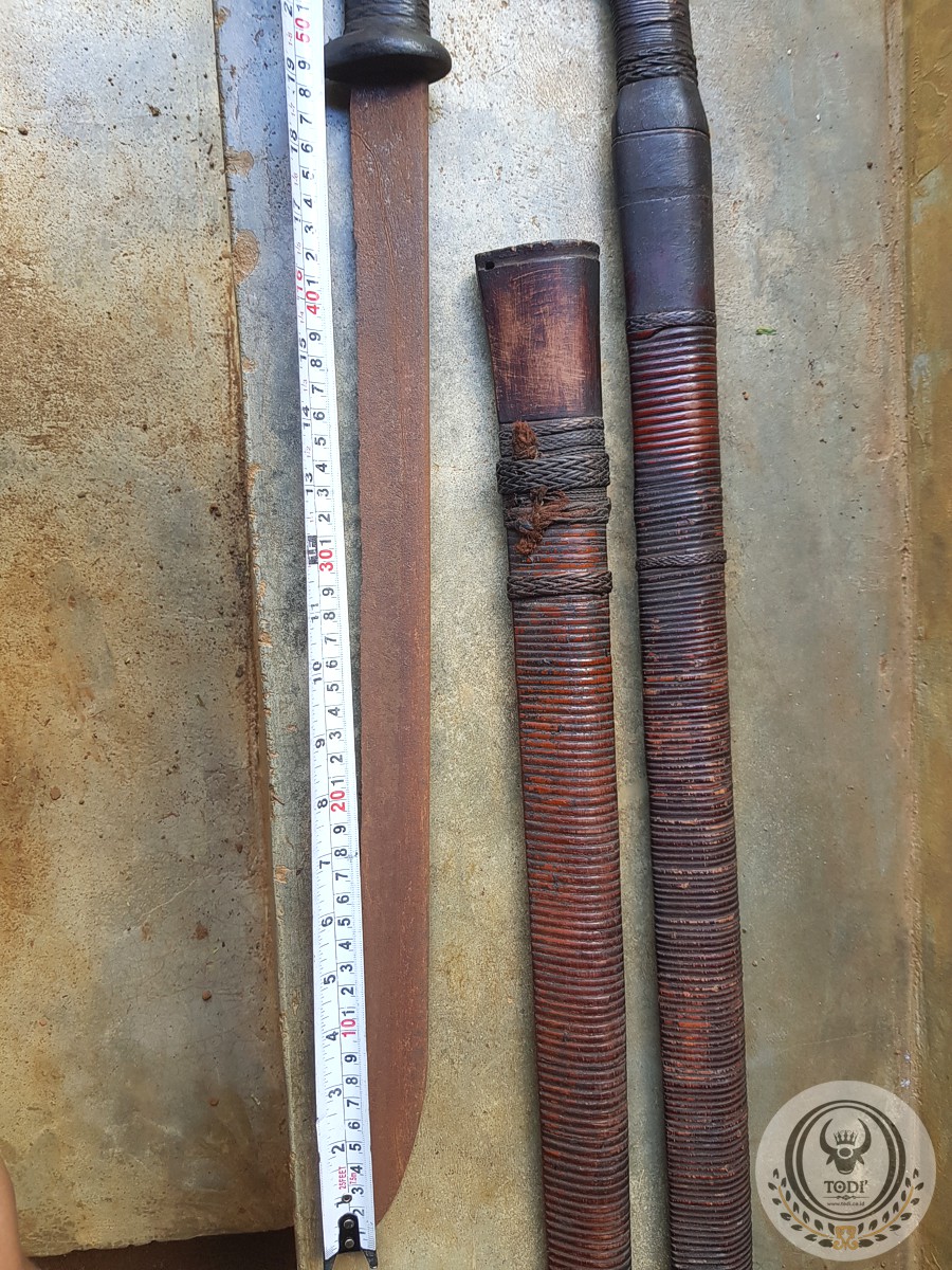 A pair of Old Toraja Traditional Swords (La’bo’ Penai) (11) A pair of Old Toraja Traditional Swords (La’bo’ Penai) (11)