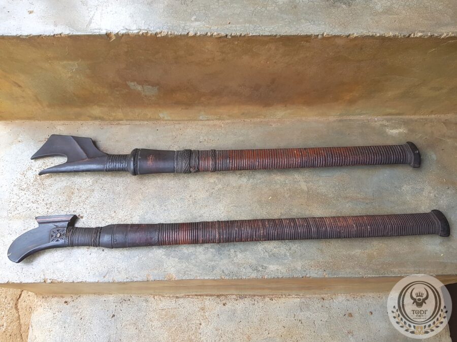 A pair of Old Toraja Traditional Swords (La’bo’ Penai) (2) A pair of Old Toraja Traditional Swords (La’bo’ Penai) (2)