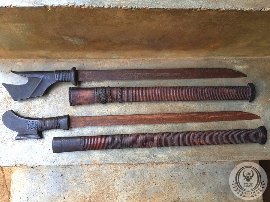 A pair of Old Toraja Traditional Swords (La’bo’ Penai) (3) A pair of Old Toraja Traditional Swords (La’bo’ Penai) (3)