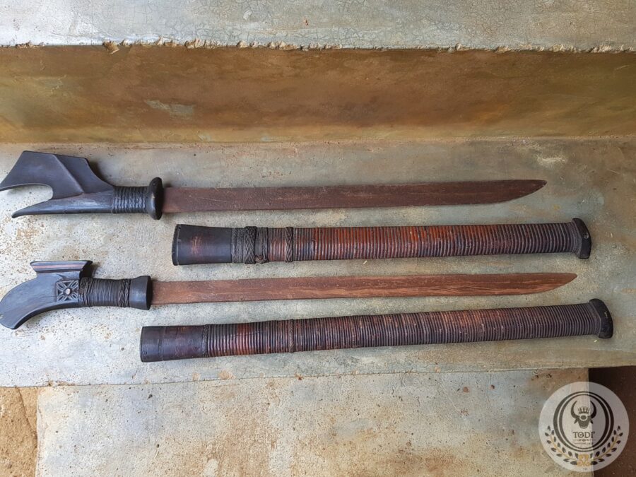 A pair of Old Toraja Traditional Swords (La’bo’ Penai) (4) A pair of Old Toraja Traditional Swords (La’bo’ Penai) (4)