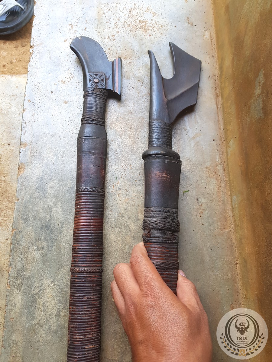 A pair of Old Toraja Traditional Swords (La’bo’ Penai) (5) A pair of Old Toraja Traditional Swords (La’bo’ Penai) (5)
