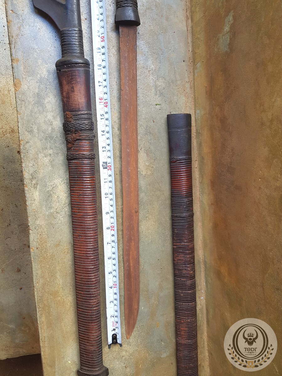 A pair of Old Toraja Traditional Swords (La’bo’ Penai) (9) A pair of Old Toraja Traditional Swords (La’bo’ Penai) (9)