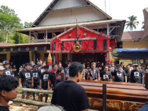 La'bo Penai, Lola, Toraja spears (Doke), Kandaure, and Sarita at Toraja Funeral