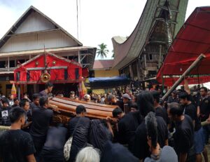 La'bo Penai, Lola, Toraja spears (Doke), Kandaure, and Sarita at Toraja Funeral