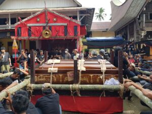 La'bo Penai, Lola, Toraja spears (Doke), Kandaure, and Sarita at Toraja Funeral