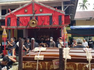 La'bo Penai, Lola, Toraja spears (Doke), Kandaure, and Sarita at Toraja Funeral
