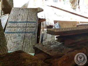 Passussu' Toraja Ricebarn Carving Wall With Blue Color