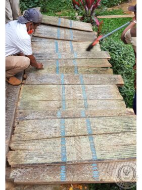Passussu' Toraja Ricebarn Carving Wall With Blue Color