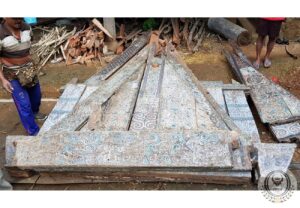 Passussu' Toraja Ricebarn Carving Wall With Blue Color