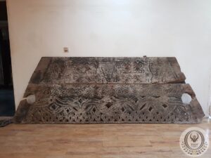 Toraja Tongkonan House Wall Triangle 260cm x 160cm (White Patina)