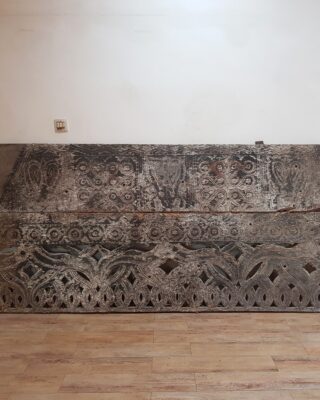 Toraja Tongkonan House Wall Triangle 260cm x 160cm (White Patina)