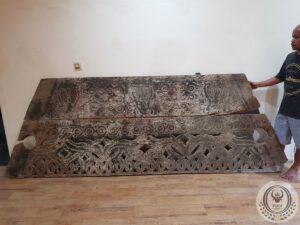 Toraja Tongkonan House Wall Triangle 260cm x 160cm (White Patina)