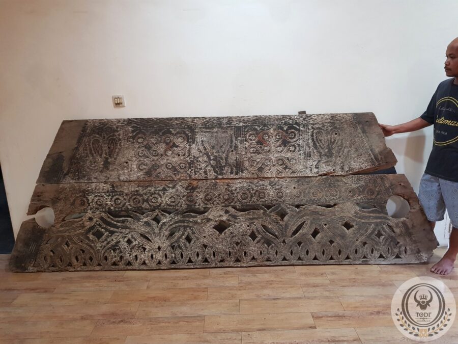 Toraja Tongkonan House Wall Triangle 260cm x 160cm (White Patina) Toraja Tongkonan House Wall Triangle 260cm x 160cm (White Patina)