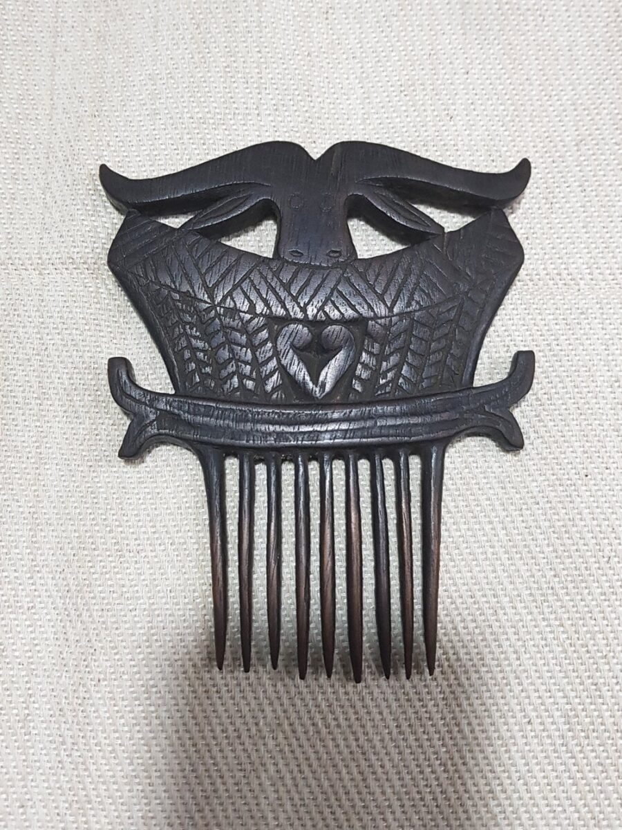 Antique Toraja Wooden Comb (Buffalo Motif) (1) Toraja Wooden Comb (Buffalo Motif)