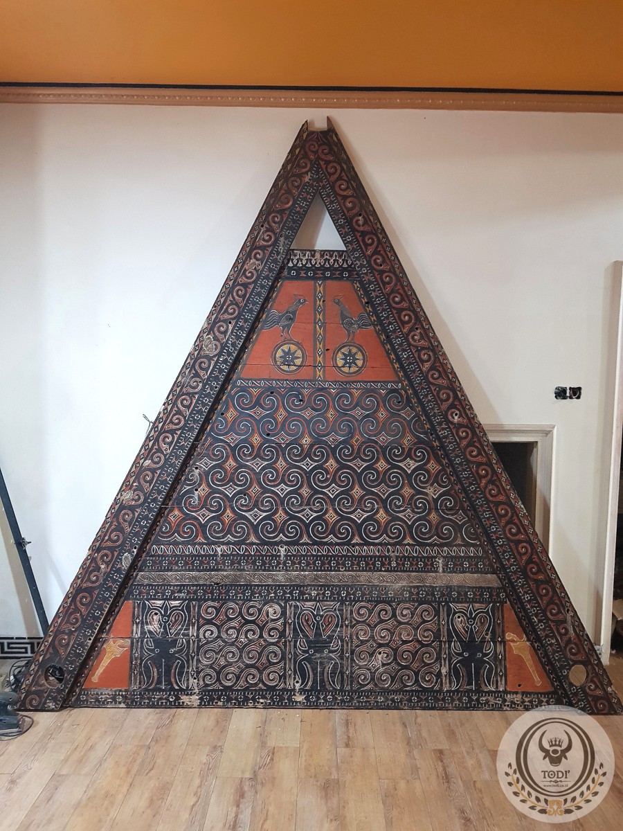 Big Toraja Tongkonan House Triangle Panel (271cm x 273cm) Big Toraja Tongkonan House Triangle Panel (271cm x 273cm)