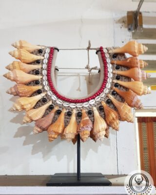 Kalung Papua dengan Cangkang Oranye, Kerang Kauri, dan Manik-manik Merah